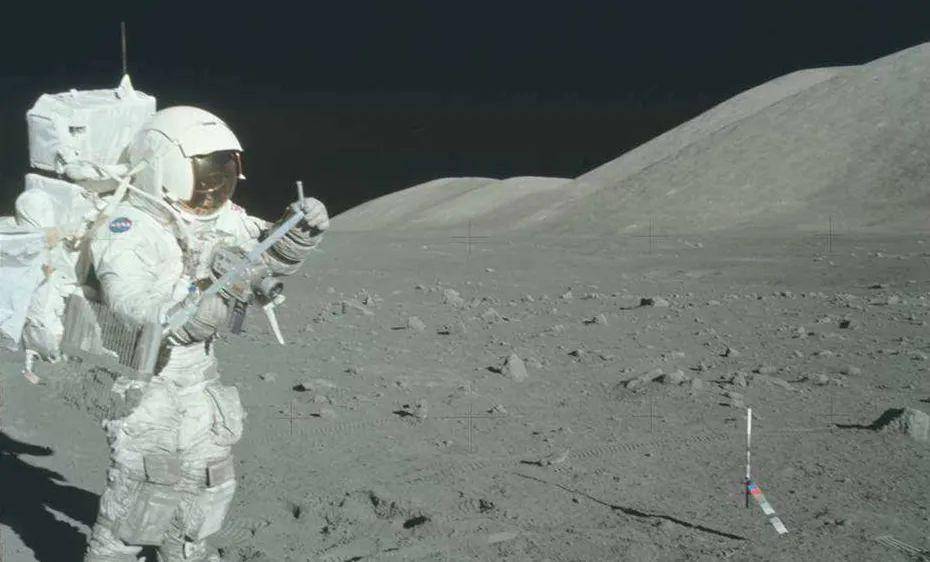 阿波罗17号宇航员在月球上