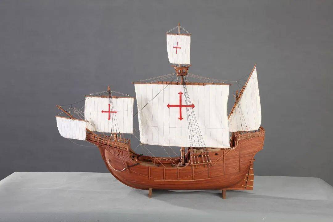1492年8月3日,由"圣玛利亚"号,"尼雅"号,"平塔"号组成的哥伦布船队,载