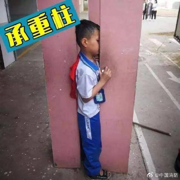 疼！婴儿右手指被卡螺丝帽，家长抱孩子到消防队救助