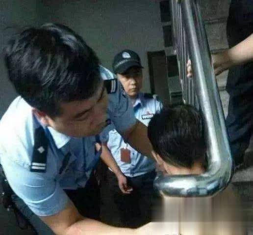 疼！婴儿右手指被卡螺丝帽，家长抱孩子到消防队救助