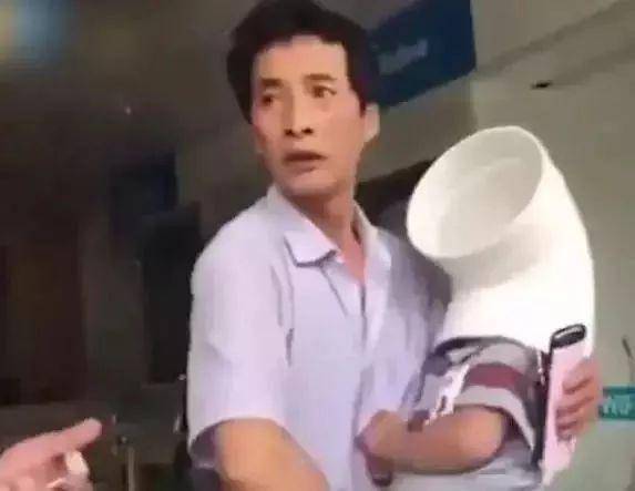 疼！婴儿右手指被卡螺丝帽，家长抱孩子到消防队救助