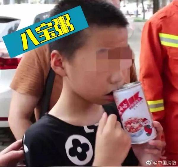 疼！婴儿右手指被卡螺丝帽，家长抱孩子到消防队救助