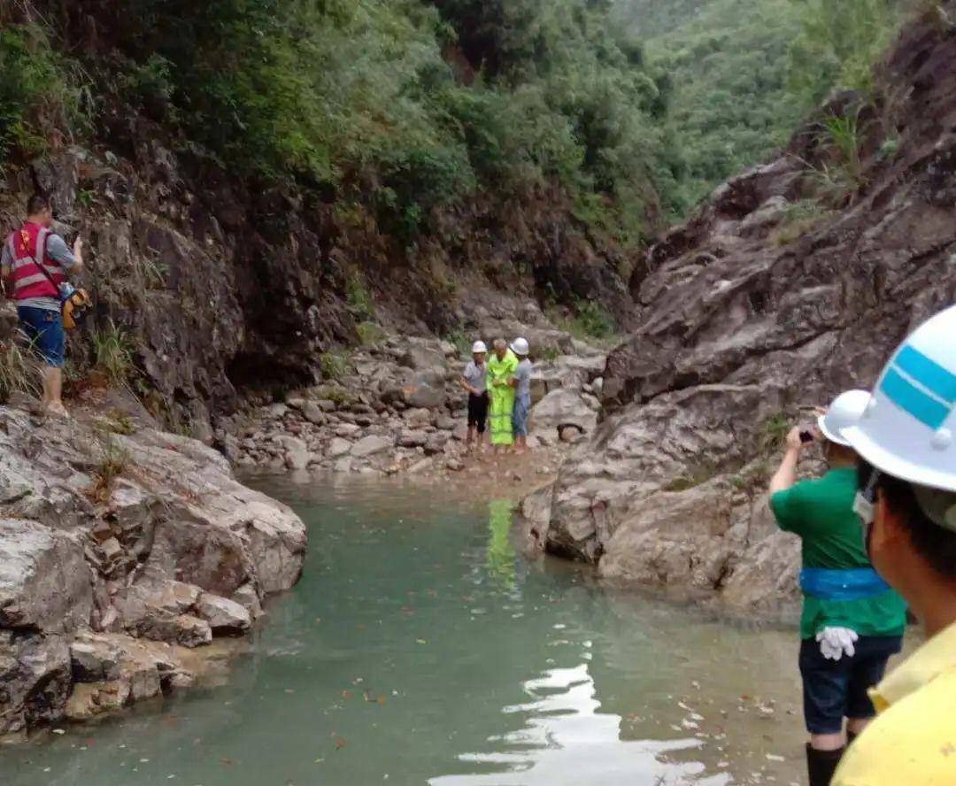 揭西救援队经过3天2夜的艰苦寻找终于在山沟里找到86岁老人