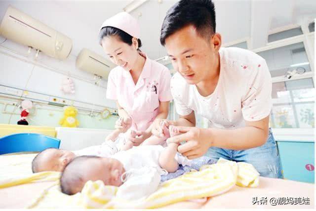 产妇同时生下两个宝宝，丈夫还处在兴奋中，医生却说不是双胞胎