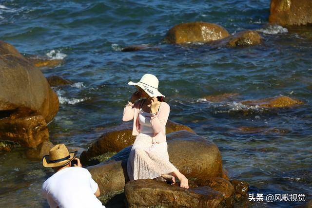 浪漫旅途,女孩三亚海边乐享休闲时光