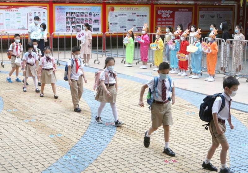 华阳小学太阳娃迎接小同伴回校.