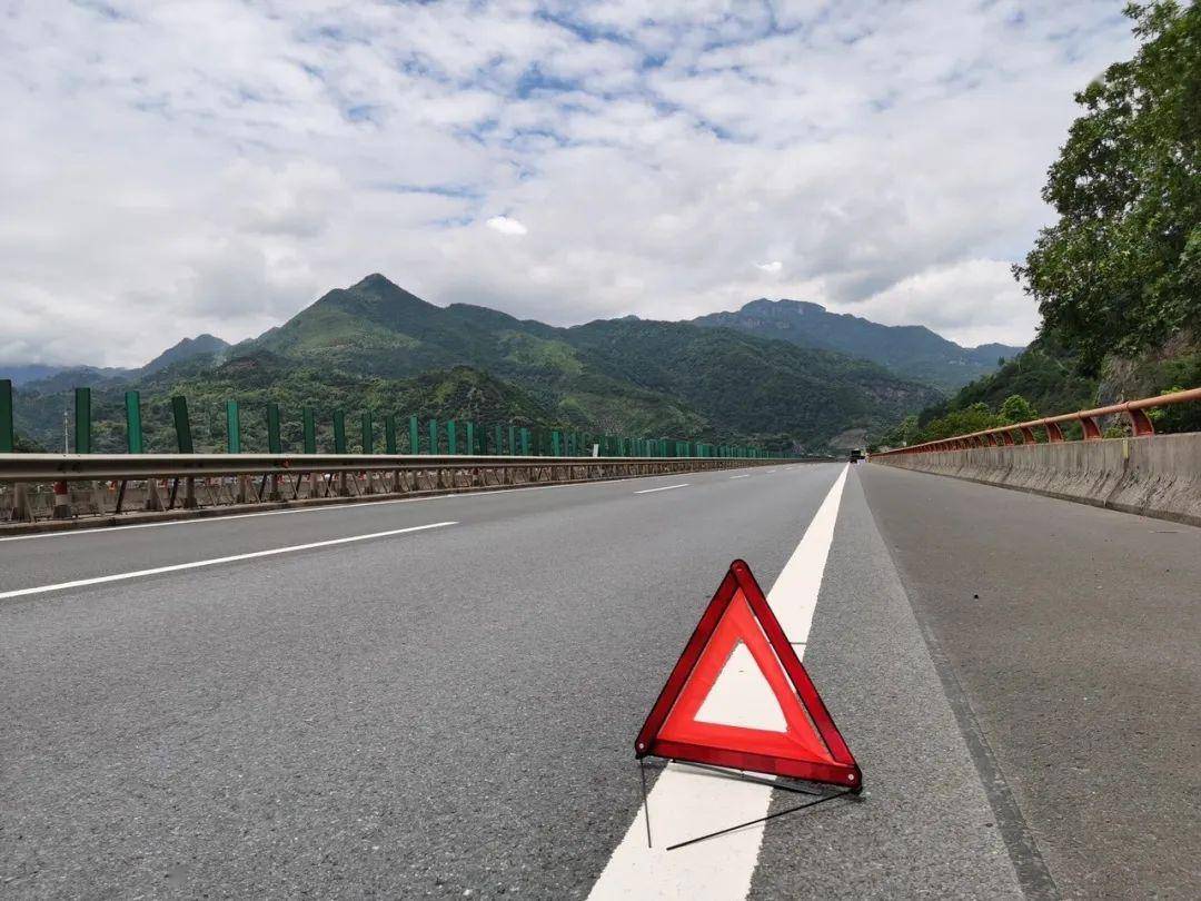 在高速公路遇到爆胎,千万不要惊慌,及时打开双跳灯,靠边停在紧急停车