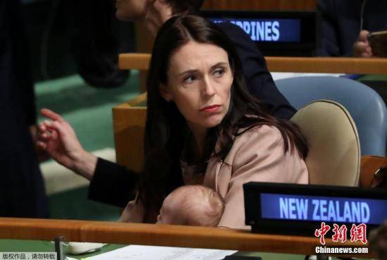 新西兰总理接受直播采访时遇强震 淡定应对走红