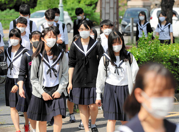日本各地学校相继复课 学生老师都“全副武装”防感染