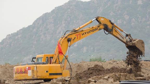 工程车玩具视频挖掘机机动车挖土工作施工现场