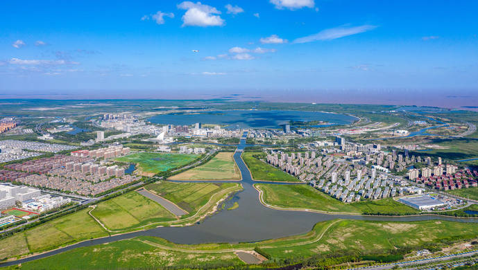 临港新片区一年GDP是多少_一年四季图片(3)