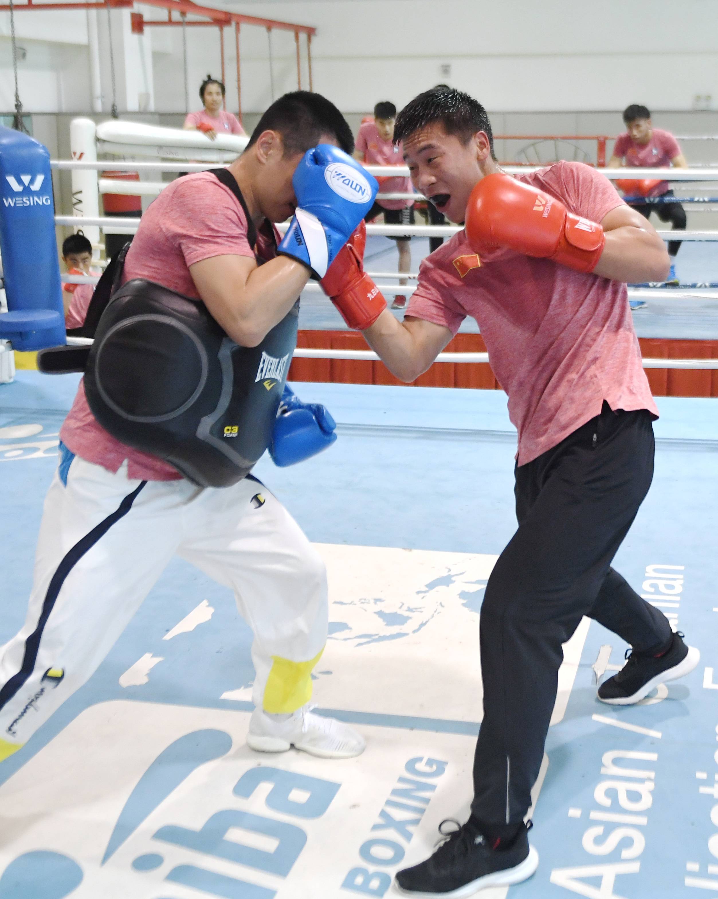 5月27日,河北九江拳击队男队队员吉云飞(右)在训练中.