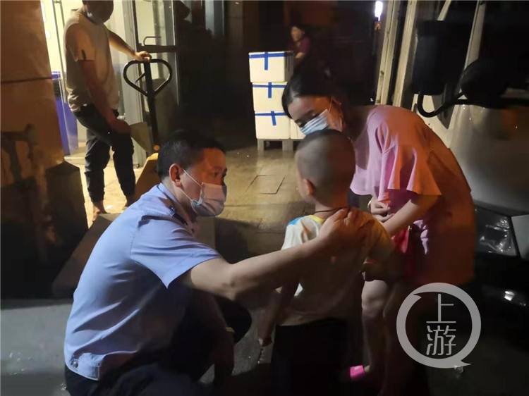 熊孩子高空扔下3个玻璃瓶 家长“教科书”式操作