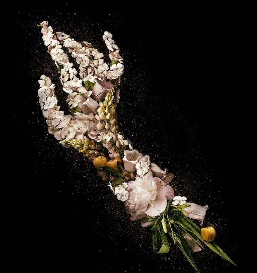 她把鲜花拼成女性画像,展现自然美与力量的浪漫艺术