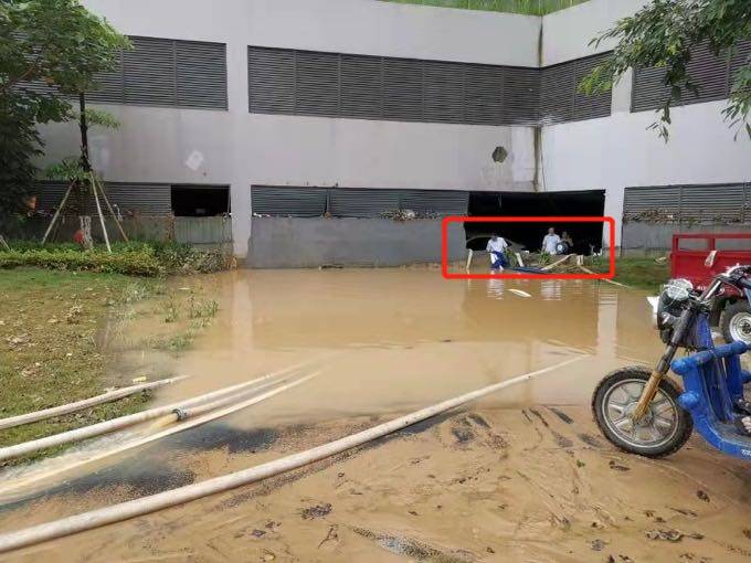 小区车库进水200辆车被淹 广州万科物业：正协调