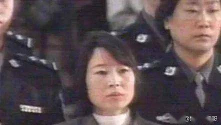 张君的情妇们张君对付女人很有一套,都对他死心塌地,案发后8个情妇