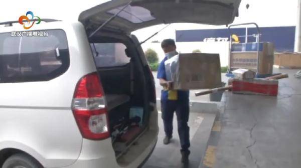 国家给的！“快递小哥”好开心