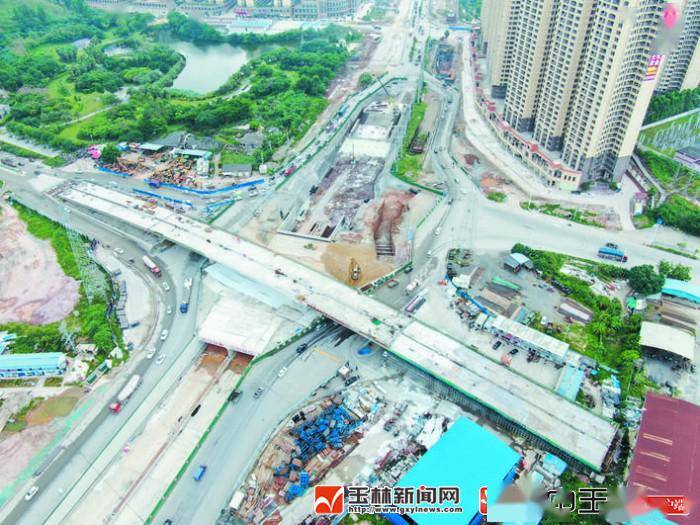 施工后,玉林二环南路与民主南路交叉交通枢纽高架桥建设获关键进展