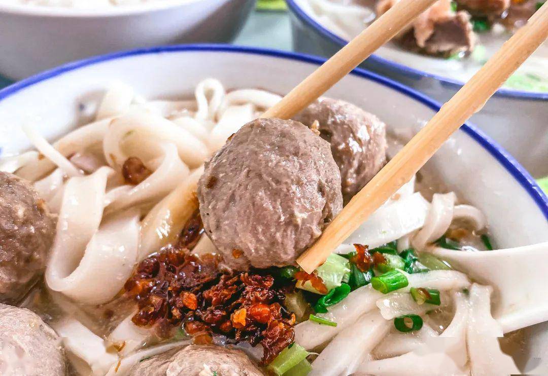 很接地气~  (10元/碗) 看着身边的人呲溜呲溜吃的牛肉丸汤粉可香了