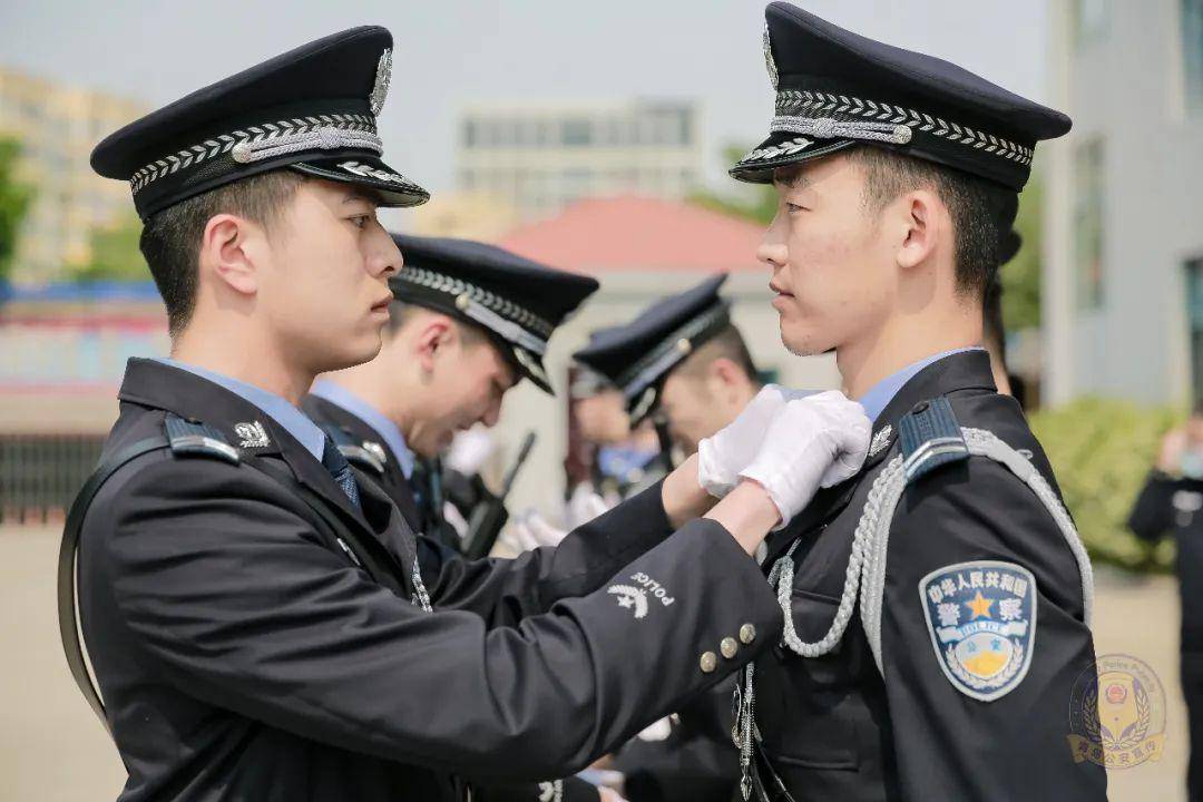 气场两米八最帅警察国旗班向你走来