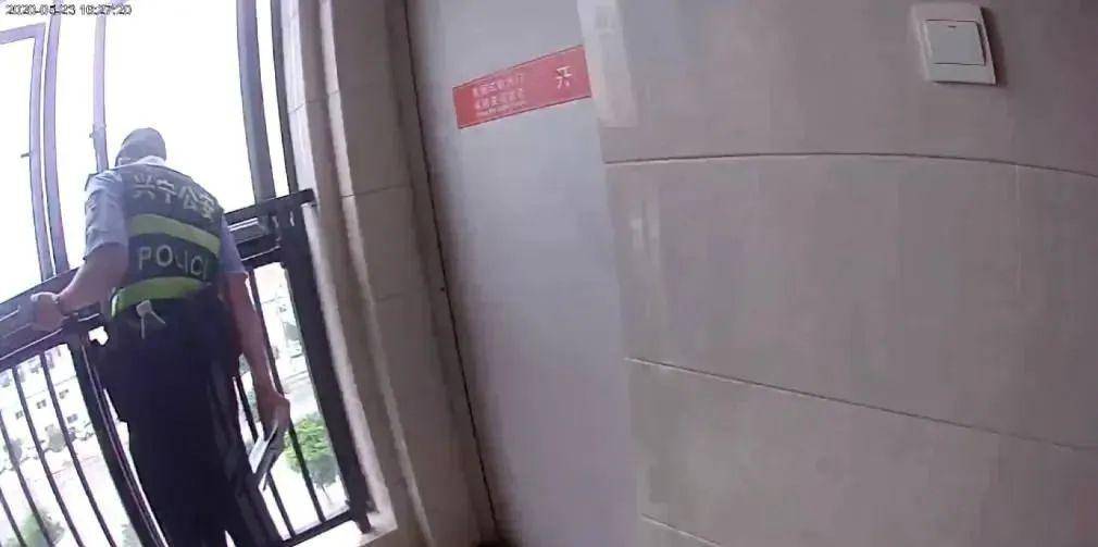 高空|无语了......惊呆!南宁一小区突然从高空落下一堆拖鞋!警察到场一查