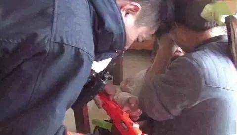 玩具|竟是玩具惹的祸！消防员现场巧妙救援→家长警惕！同安小女孩手指被卡