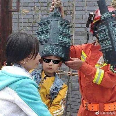 玩具|竟是玩具惹的祸！消防员现场巧妙救援→家长警惕！同安小女孩手指被卡