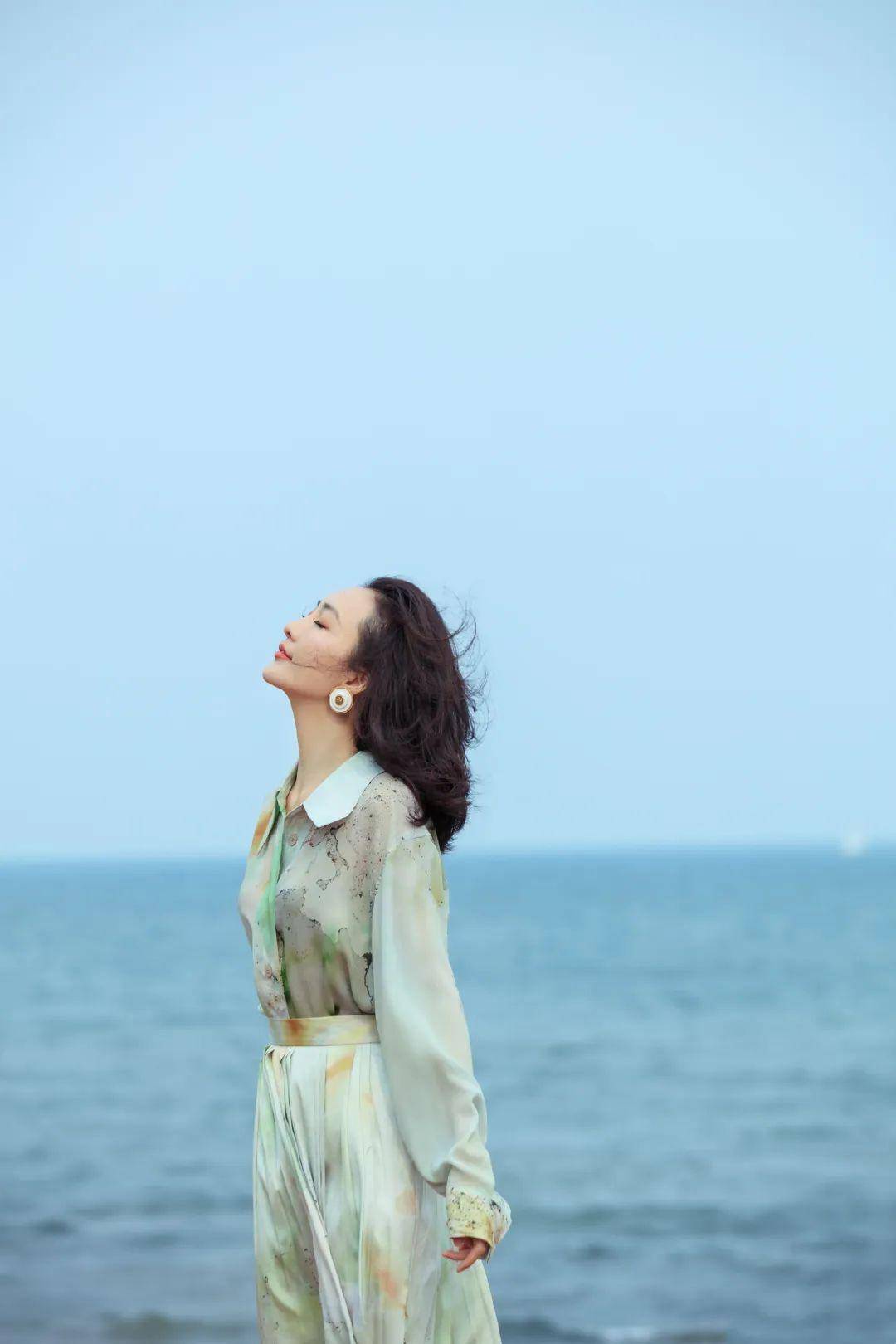 裘皮大衣穿搭街拍图片_明星穿搭街拍_街拍美女穿搭夏季牛仔裤