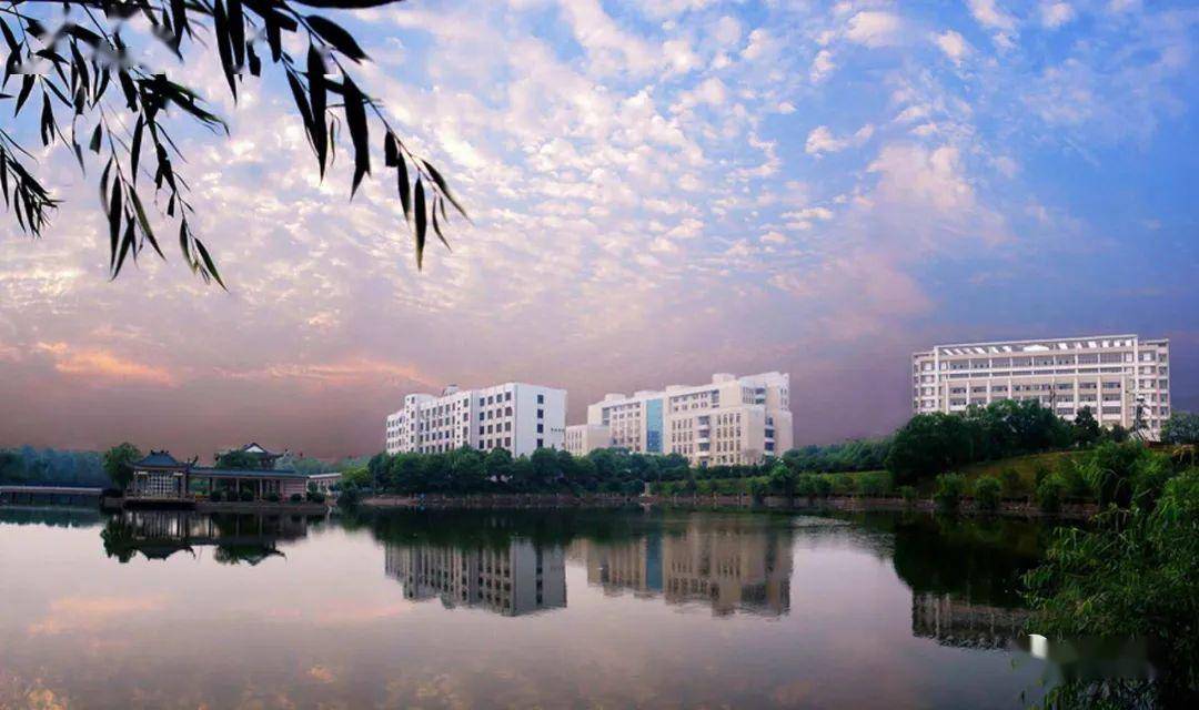 湖南科技大学&湖南科技学院 前者由原湘潭工学院,湘潭师范学院合并