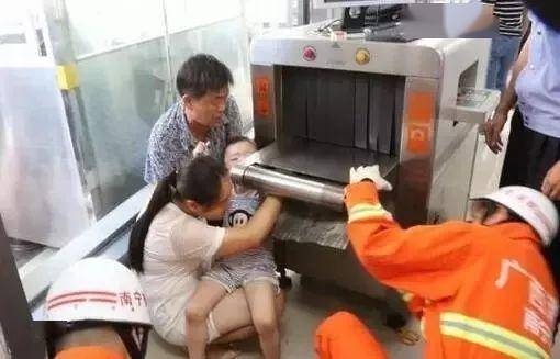 玩具|竟是玩具惹的祸！消防员现场巧妙救援→家长警惕！同安小女孩手指被卡