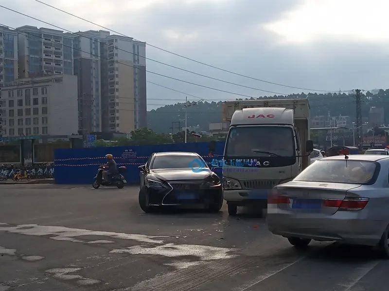 信宜昨日发生多起交通事故记录仪拍下惊险瞬间