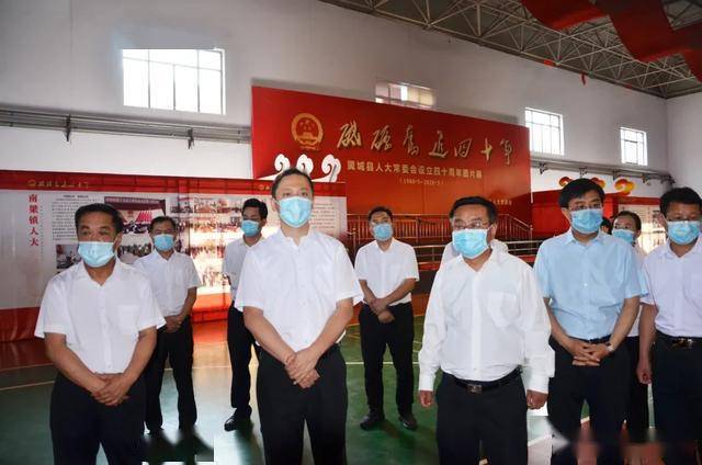 翼城县委书记王渊观看了县人大常委会设立40周年图片展