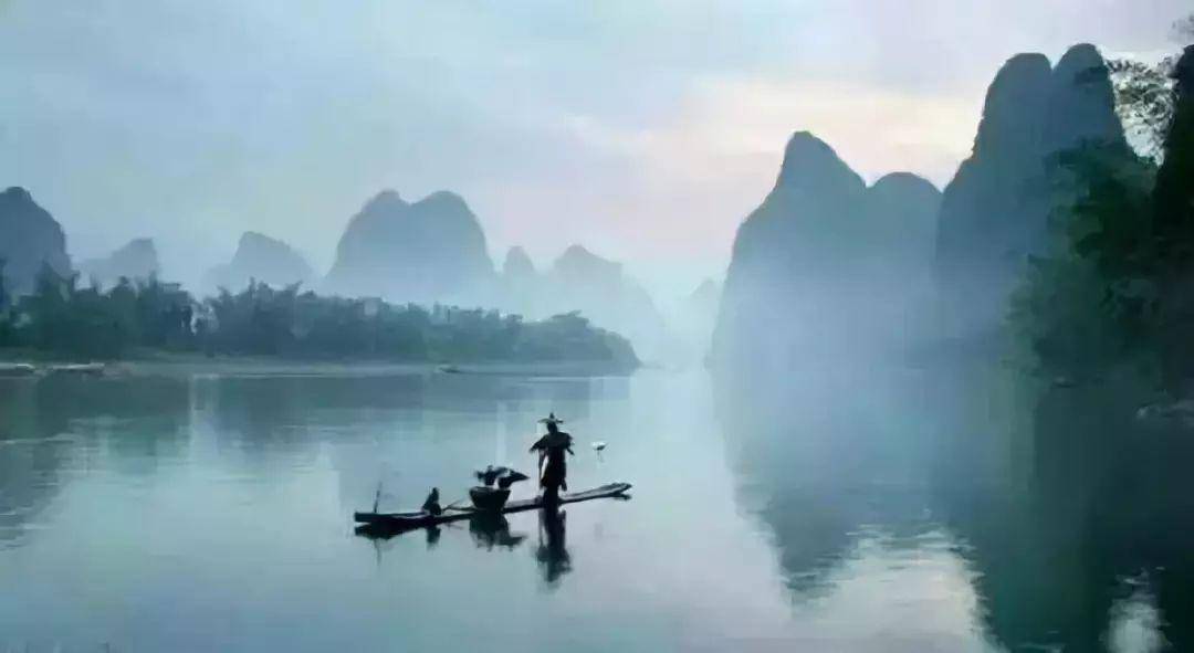 一壶浊酒喜相逢,青山依旧在,几度夕阳红