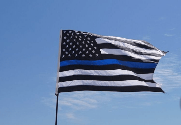 敏感时刻 美国一所监狱升起 细蓝线旗 致敬警察惹怒网友 旗帜