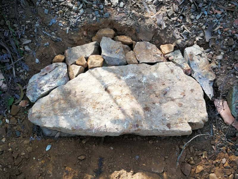 广东退休老人义务修山路三年，冬天打手电筒上