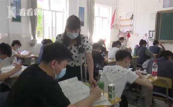 坐轮椅|陪学生冲刺高考！班主任坐轮椅拄双拐坚持上课