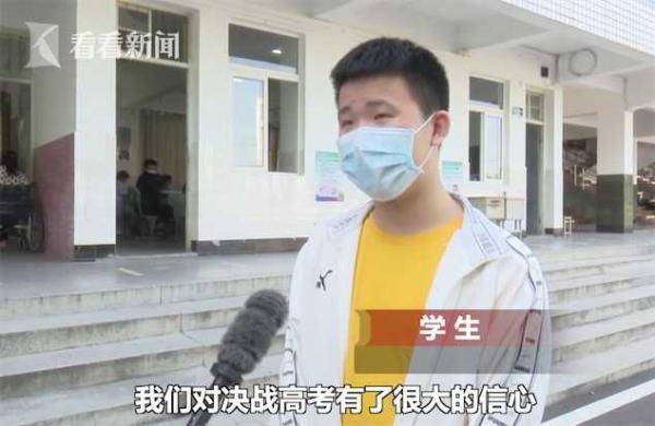 坐轮椅|陪学生冲刺高考！班主任坐轮椅拄双拐坚持上课