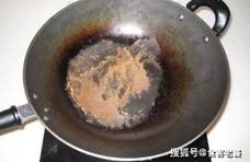 铁锅生锈别再用钢丝球擦了，大厨“这样做”，越用越瓦亮！