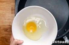 荷包蛋一煮就散？多加“这一样”，保证鸡蛋完整不散还不粘锅