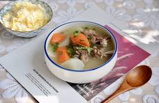 白萝卜搭配羊排骨一起煲汤，鲜美滋补营养高，天冷要常喝