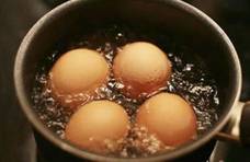 煮鸡蛋，直接下锅煮就错了！多做一步，软嫩鲜香，蛋壳一拉就掉！