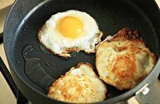 煎鸡蛋，直接下锅就错了！多做一步，煎好圆润鲜嫩，不粘锅不会糊