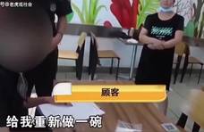 奇葩！因“鱼香肉丝”没有鱼肉，女顾客发脾气怒摔盘子，买老婆饼还得送老婆？