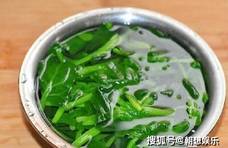 果仁菠菜，简单易做，爽口解腻，做下酒菜也很好