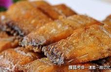 炸带鱼时，裹淀粉？裹面粉？很多人弄错了，难怪带鱼不酥脆不香