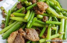 以后不管炒什么肉，别再用淀粉腌制了，多放这2样，肉片更滑嫩