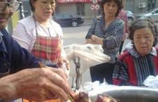 大爷街边卖猪蹄，只因加了它，一天卖上百斤，好多外地人都来买！