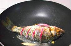 鲫鱼和它天生是一对，汤白鱼鲜没腥味，吃一次馋一辈子