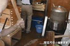 大伯家里做糍粑，第一次看见，我一口气吃了10个，给大伯吃笑了