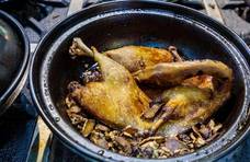 福建特色美食姜母鸭，一只鸭子加一盆姜放一斤酒，吃着实在太香了